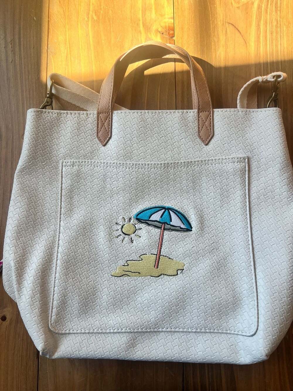 Thirty-One Gifts Window Shopper Tote Bag in White Basketweave with Beach Umbrell